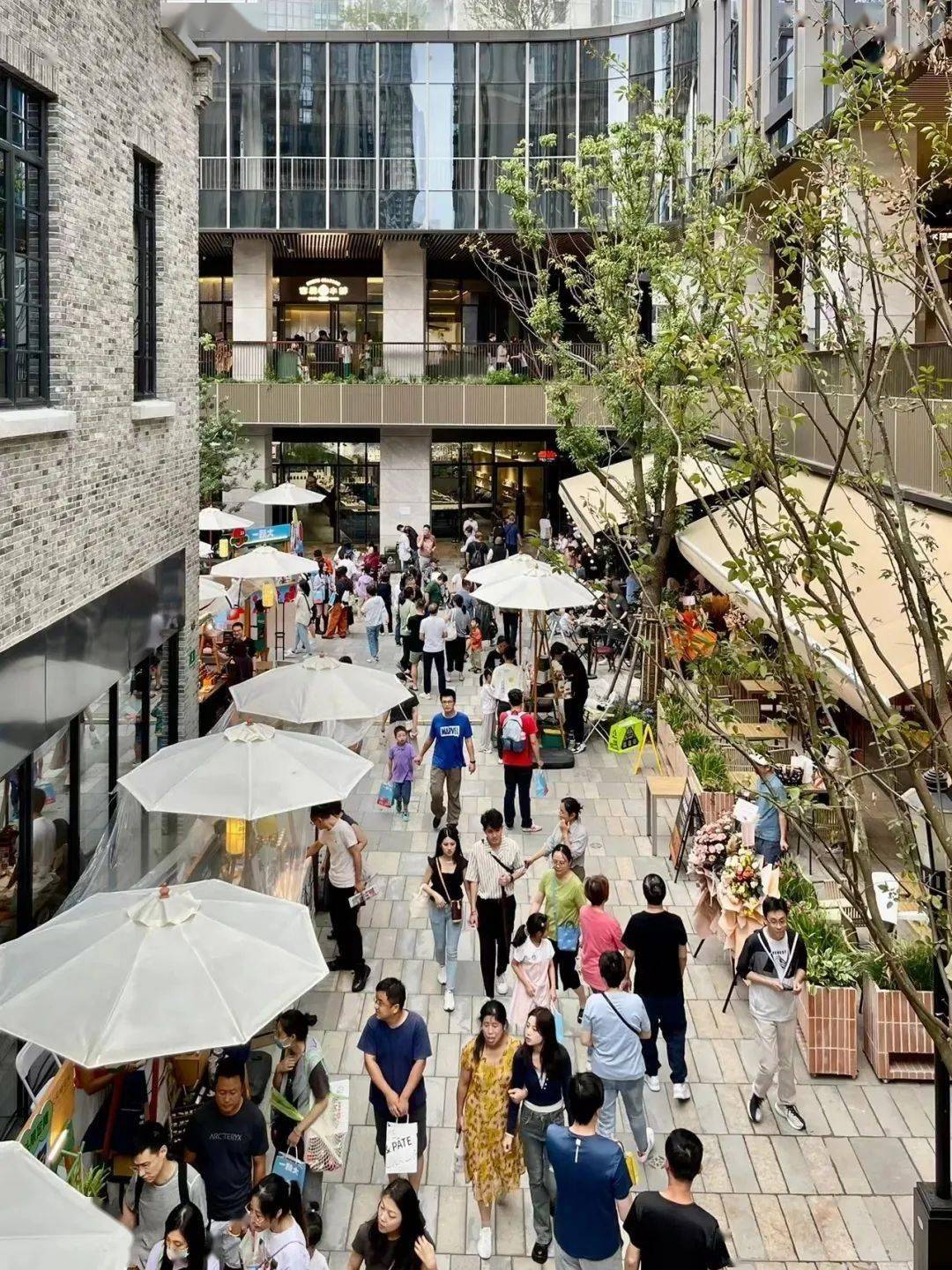 许多街区也都迎来新的商业形态,其中"社区型" 零售业态正在大面积复兴