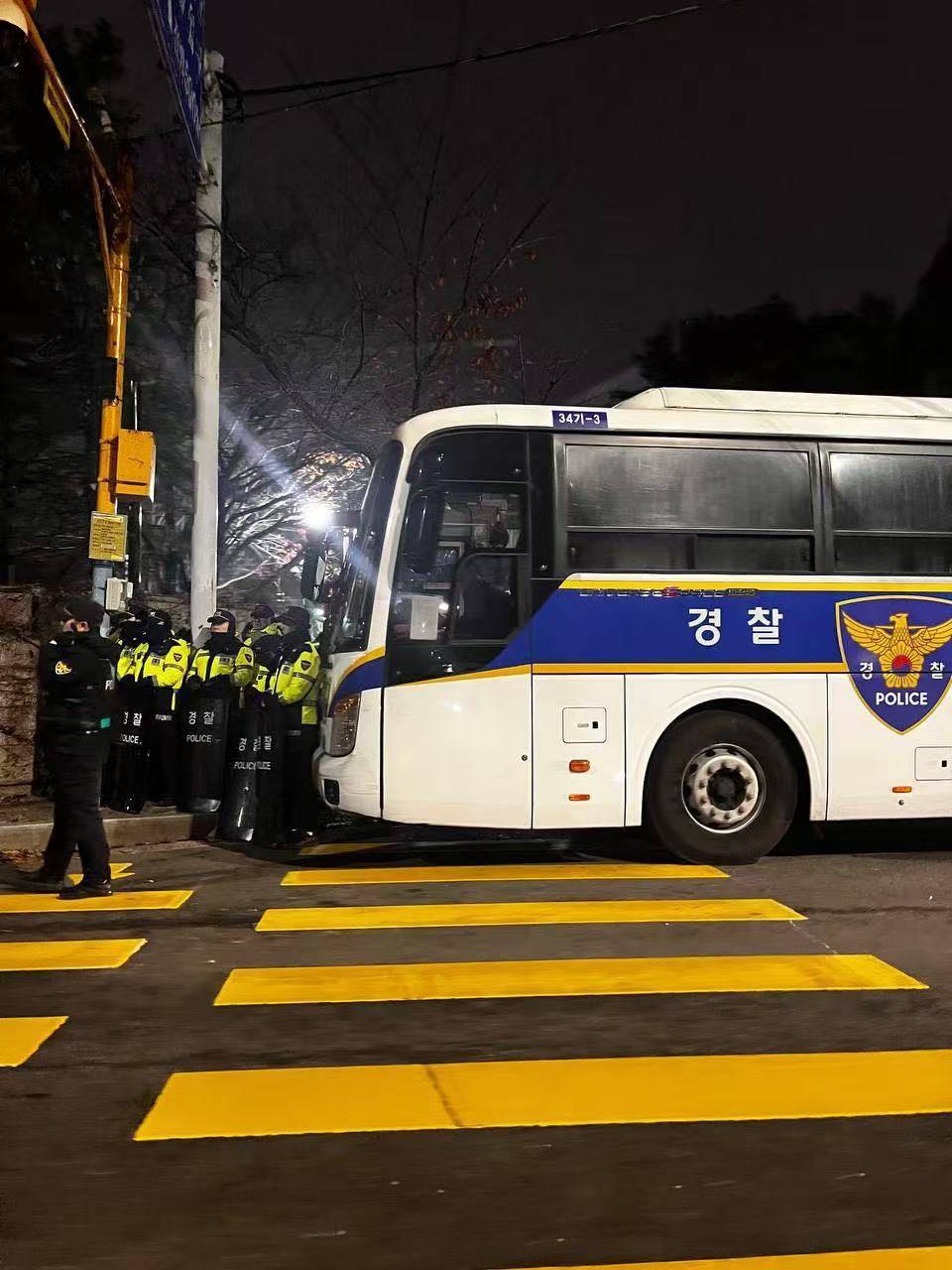 时隔44年，韩国再发戒严令！禁止示威罢工，医生全部返岗！股市开市未定！