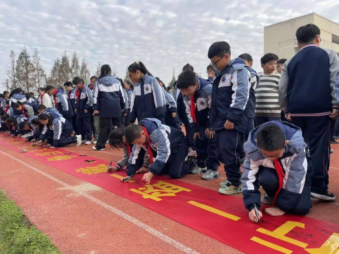 钱库三小举行了"12·2全国安全交通日"暨"12·4宪法日"主题教育活动