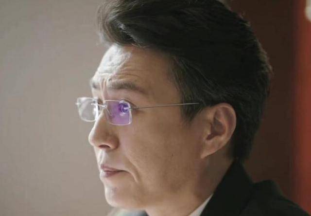 偶遇靳东大变样,白发夹带啤酒肚,"叔圈天菜"位置疑似不保