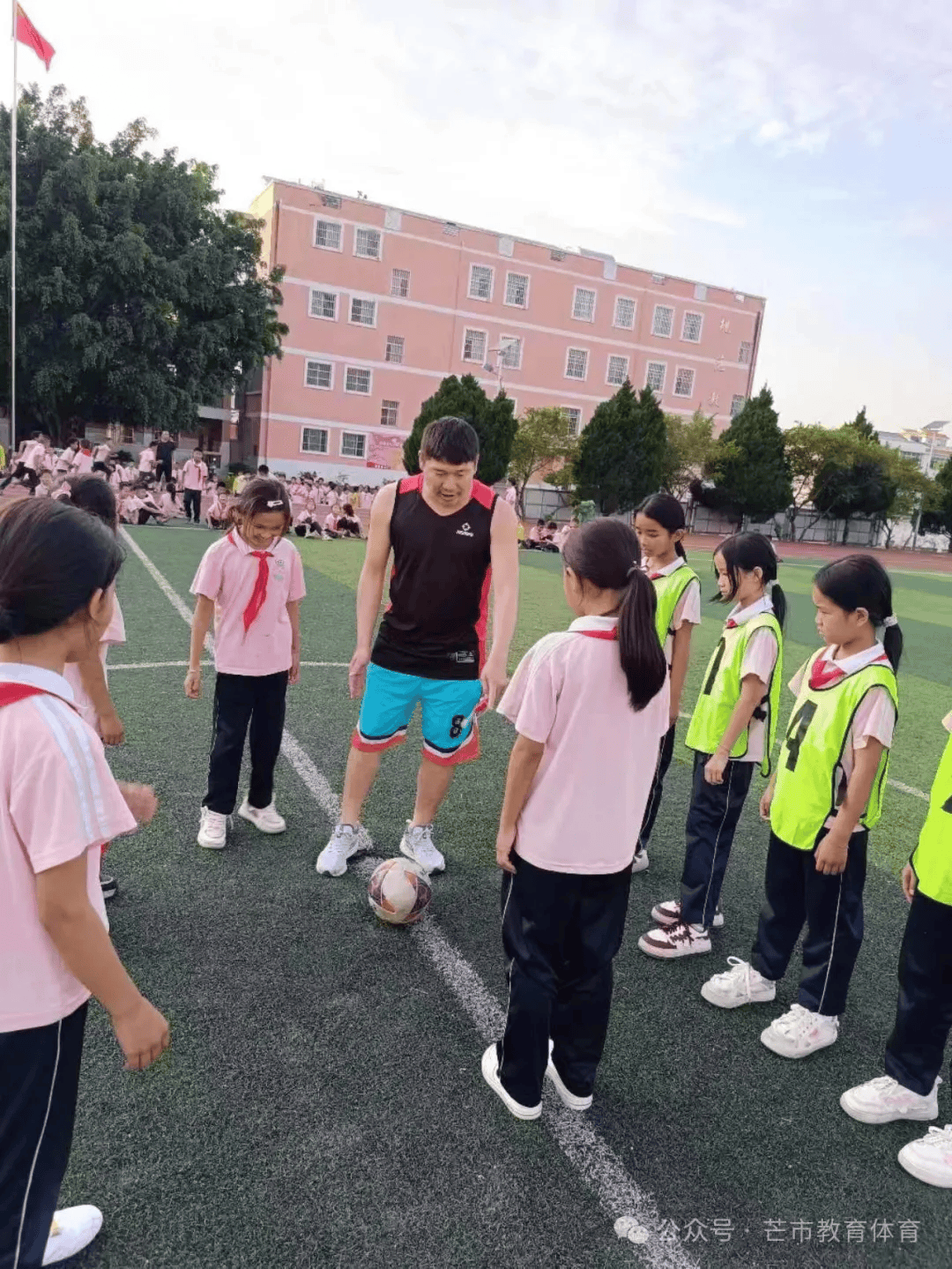 芒市镇中心小学图片