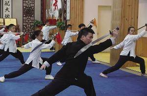 通备武学传承人张震:世家传承苦练 弘扬武术精神_爷爷_动作_庭院