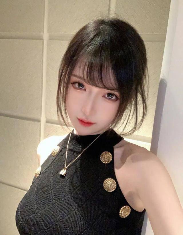 腐团儿绝美自拍,黑色连衣裙,身材高挑,天使容颜!