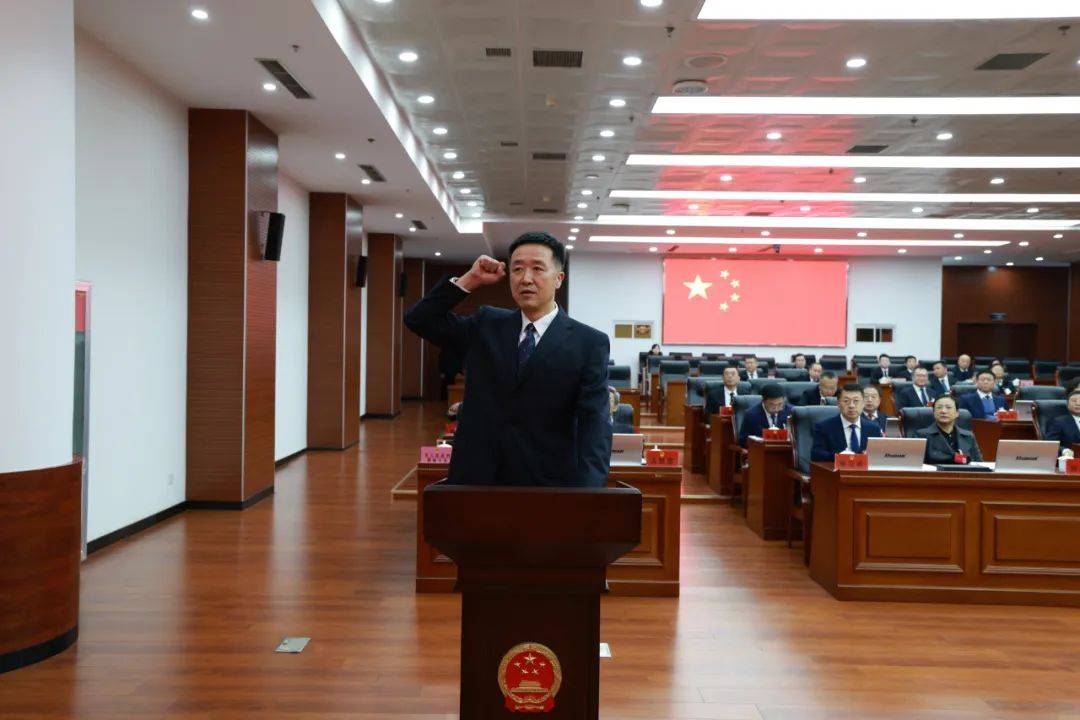 会议经表决,决定任命张新天为朝阳市人民政府副市长,朝阳市公安局局长