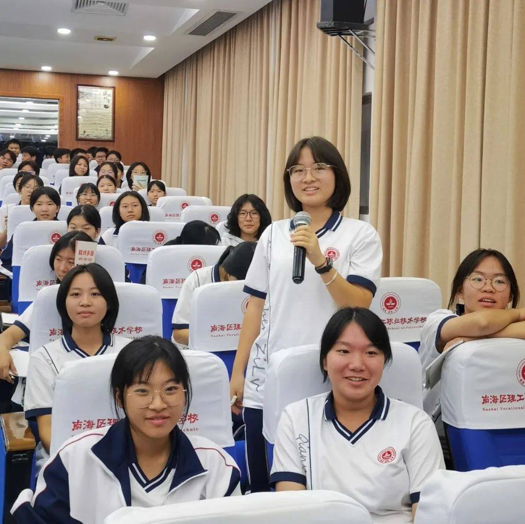 南海理工职业技术学校学生前几天,佛山中院与南海法院干警来到我们