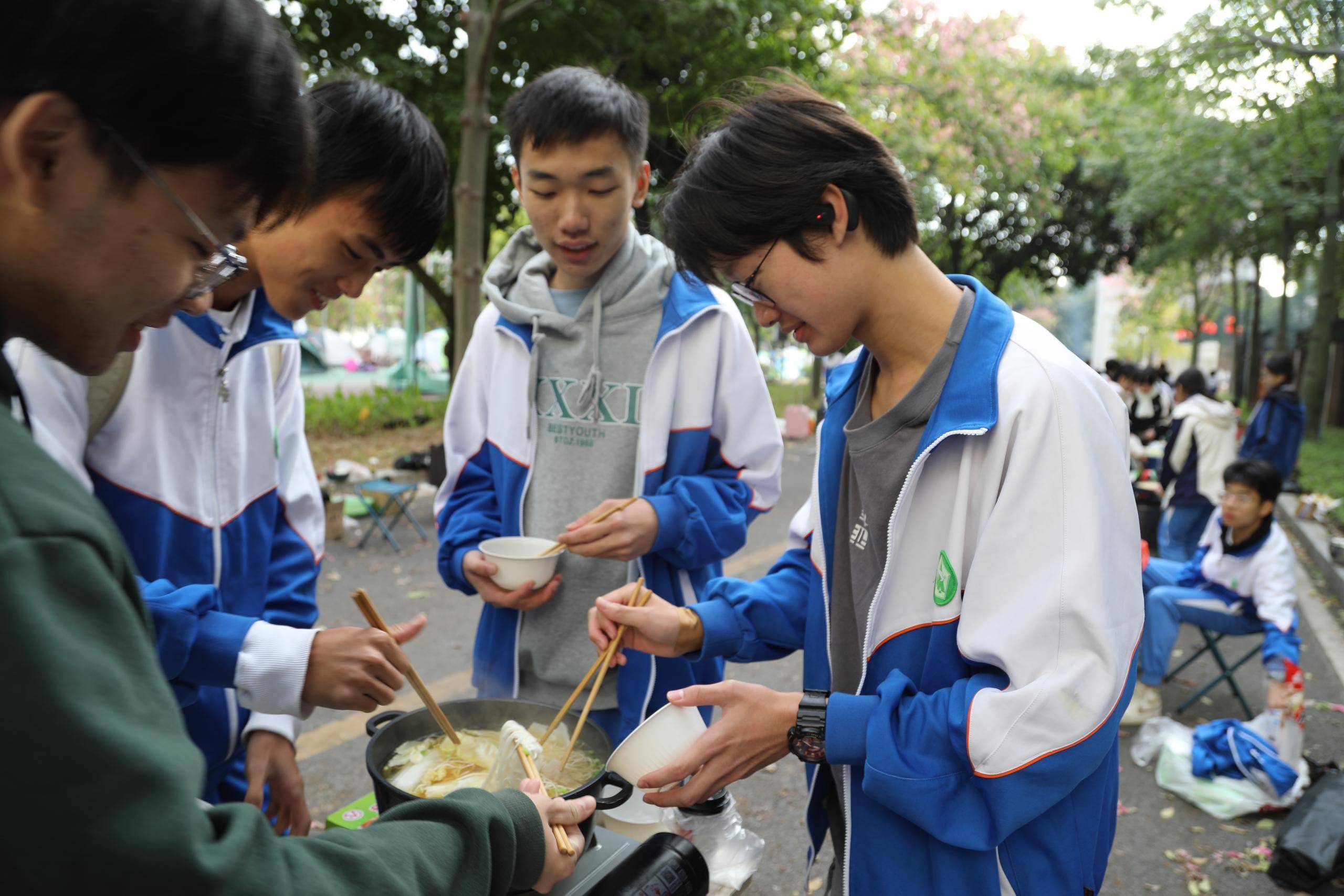 不一样的校园生活!佛山一中学子体验"室外生存"乐趣