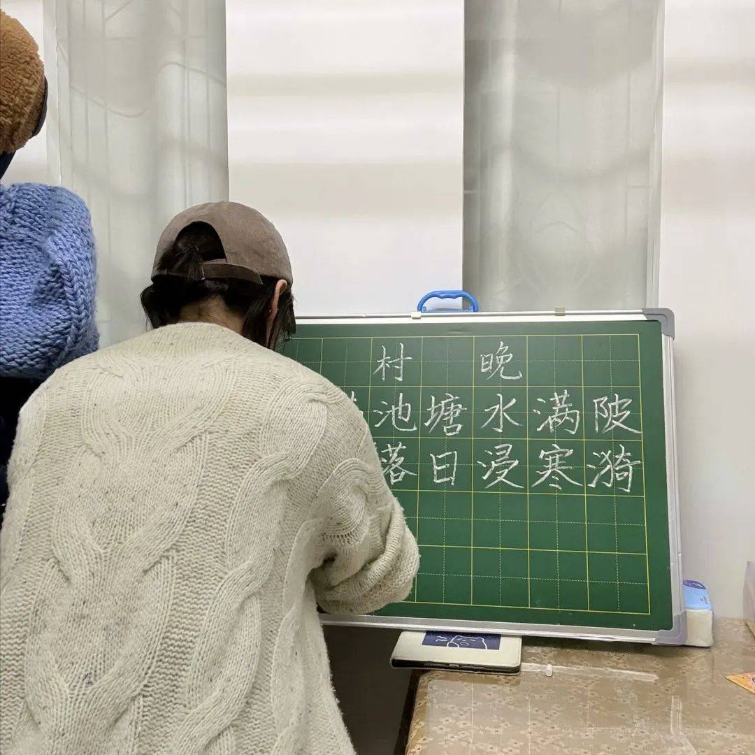 本次粉笔字展示活动,先在每个年级的教研组内进行初赛选拔