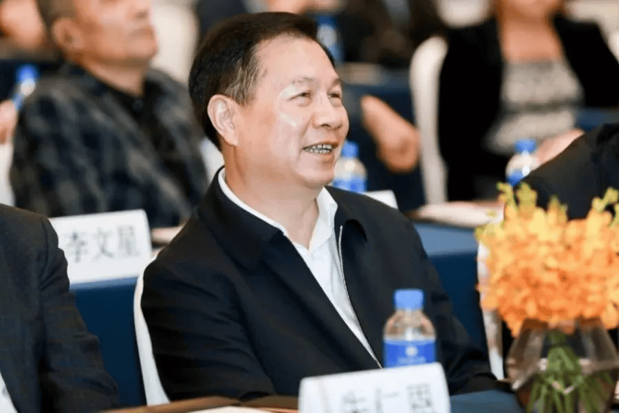 鲍人巧,浙江天台县三合镇洋头村人,现任武汉天黎集团董事长,先后任
