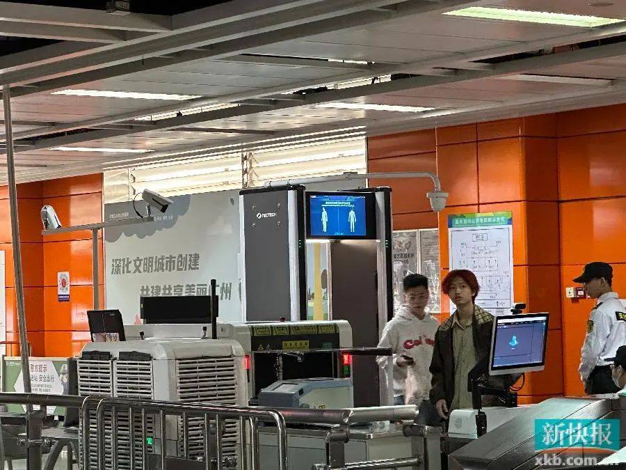 广东媒体:记者体验广州地铁早高峰,多个站点恢复往常安检流程 广东媒体:记者体验广州地铁早高峰,多个站点恢复往常安检流程