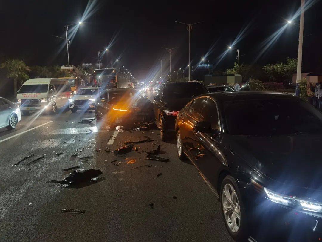 北海这个路段发生一起四车连环相撞事故!