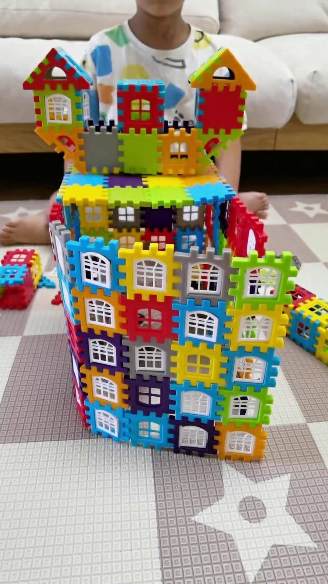孩子特别喜欢这个新款可以拼房子城堡动物机器人等多种造型的房子积木