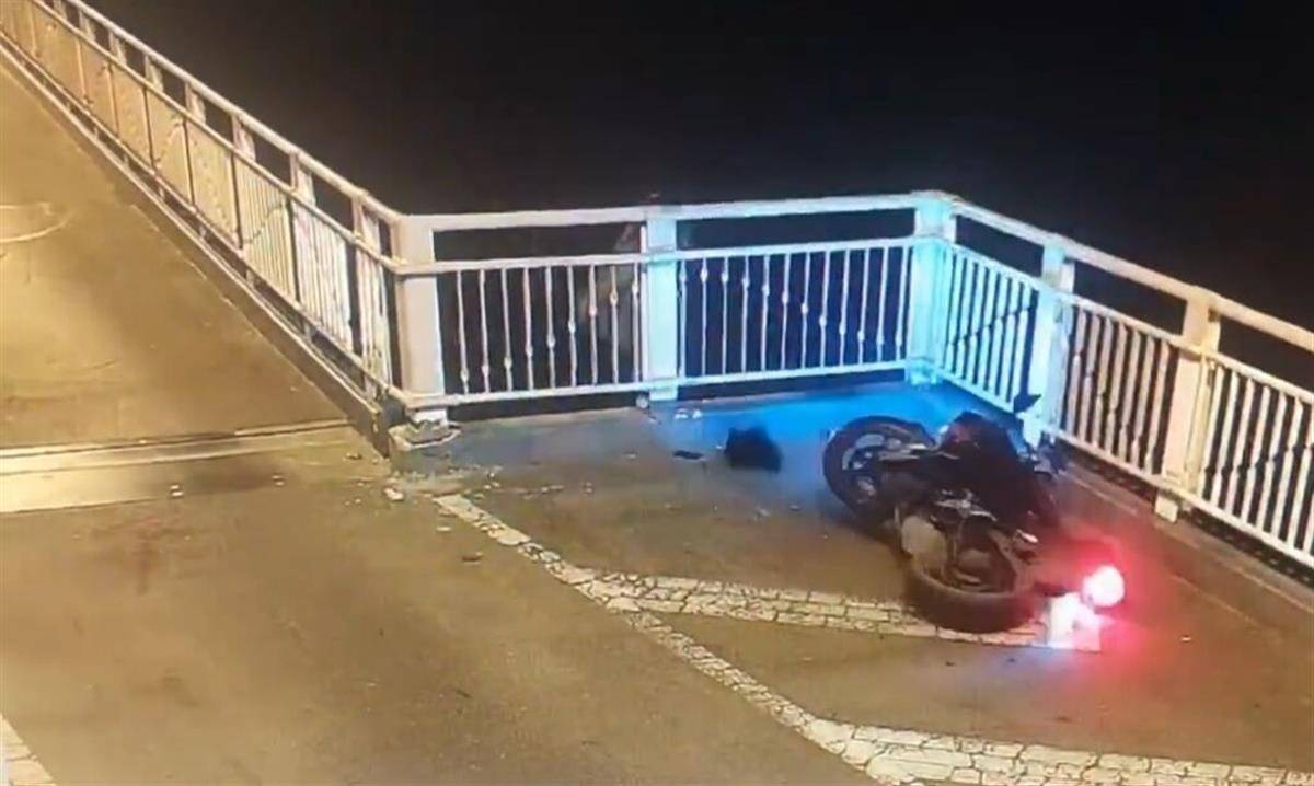 杭州一男子骑车坠桥身亡，大桥“直角路”引争议，养护单位：会反馈此事