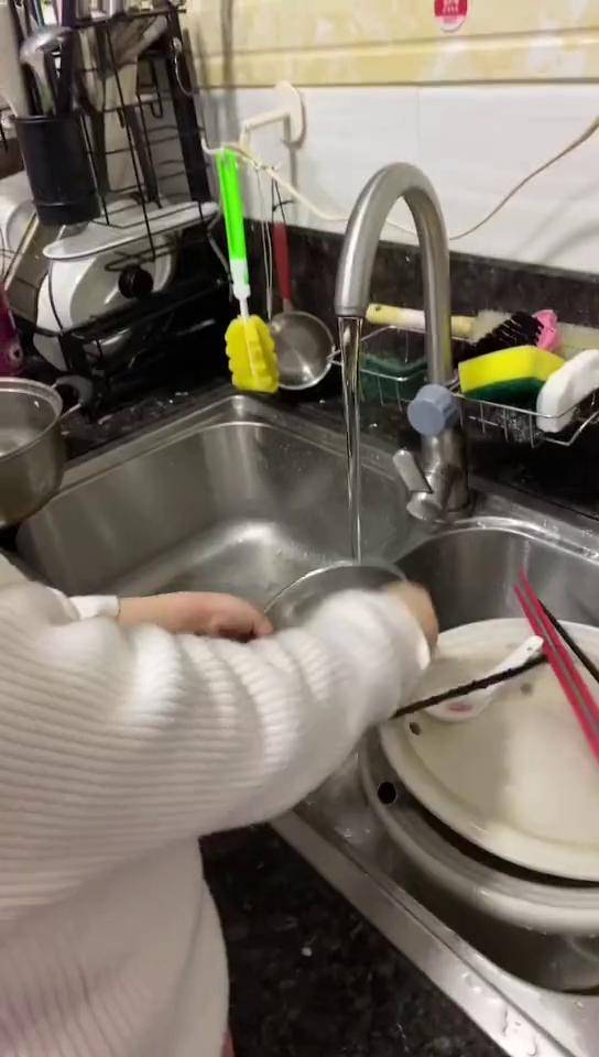 做家务,从小培养幼儿园 做家务的孩子 洗碗 从小抓起从小培养