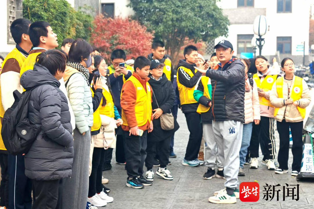 这是爱和美流淌的课堂!南京盲校学生走进老门东,实地学习拍摄_摄影_同学_手机