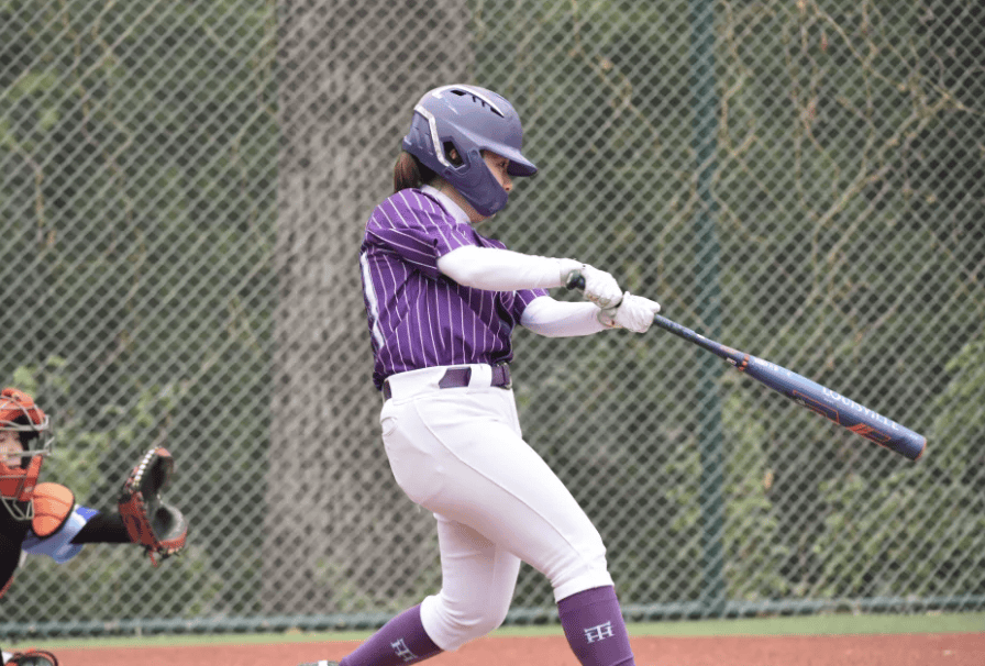 我校女子垒球队在小组赛阶段,先后以18:7,14:0,12:0,11:1,15:4,8:2的