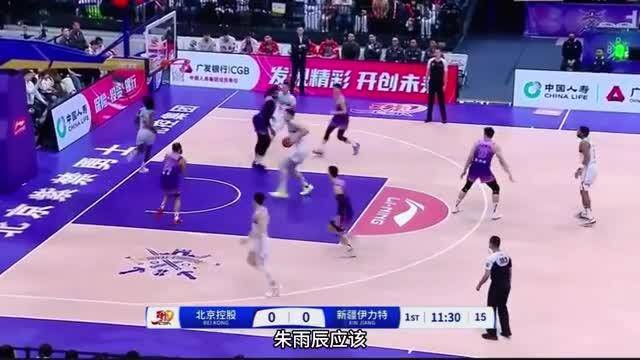 挡拆教科书！赵睿轻松传球，李炎哲飞身扣篮，北控内线被打穿