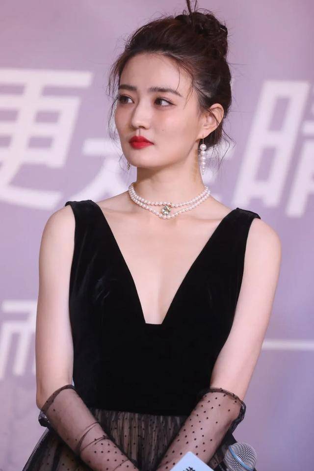 实在太美了,我见犹怜!徐璐 电视剧发布会照片,大尺度深v露胸裙