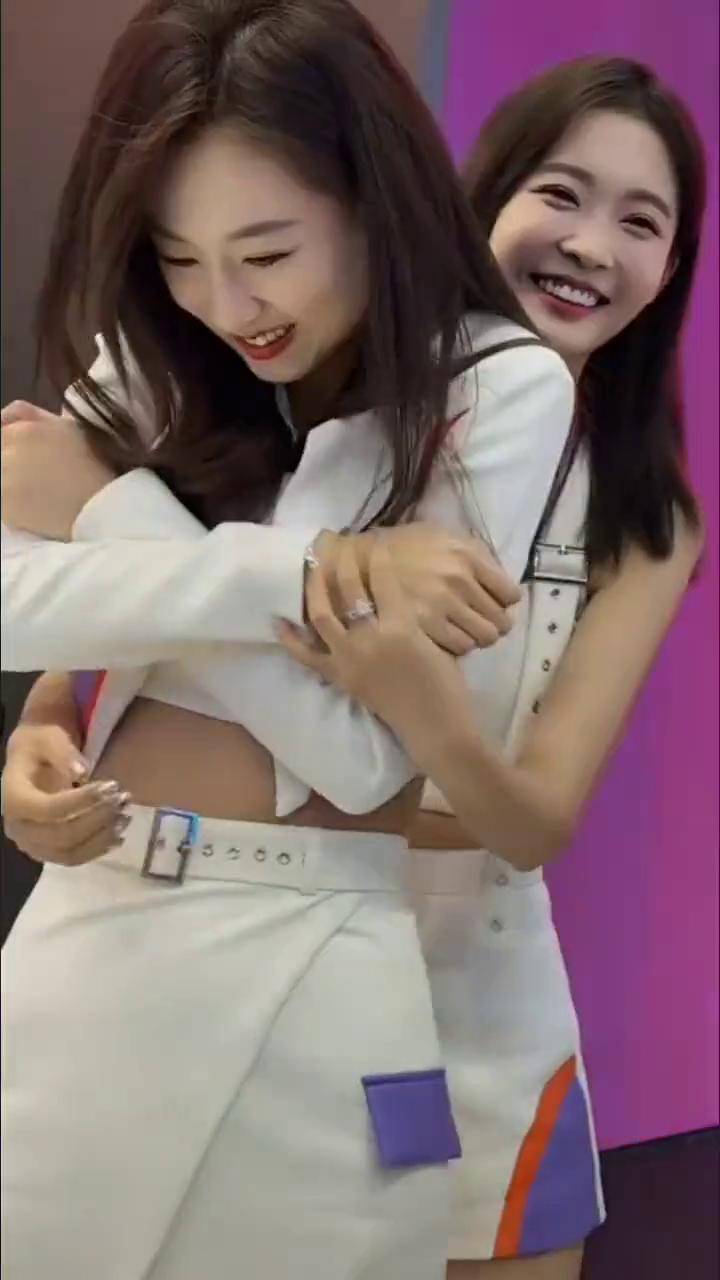 闺蜜拥抱,快乐加倍!‍️