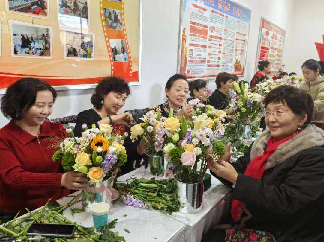 6686体育下载银龄绘彩韵 花艺绽芳华——乌兰县老干部服务所举办退休干部插花艺术培训班(图1)