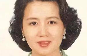 赌王四太梁安琪的腿很绝，年轻时身材很好，怪不得常年穿短裙_命运_时尚_岁月