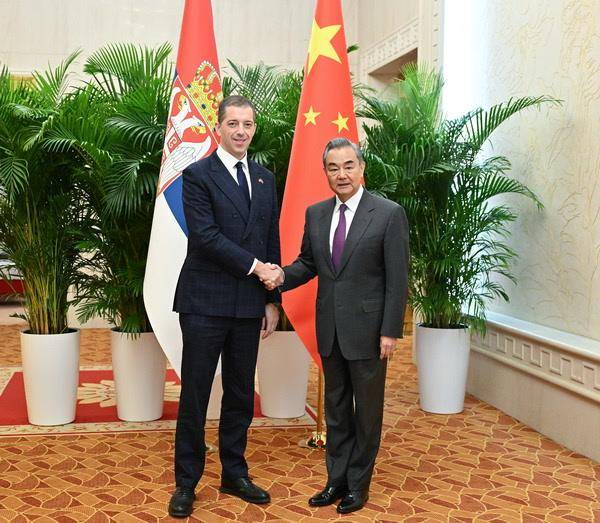 王毅同塞尔维亚外长久里奇举行会谈