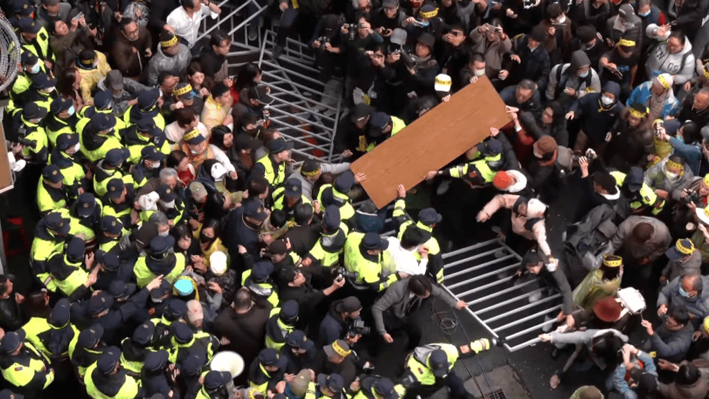 台媒:台立法机构议场外也爆发推挤冲突,“青鸟”冲破围栏与警察对峙_新闻_护栏_民众