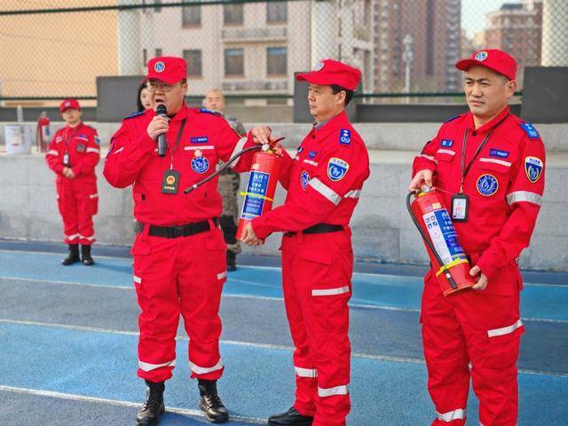 青岛斑马应急救援队走进校园 与师生共筑安全防线