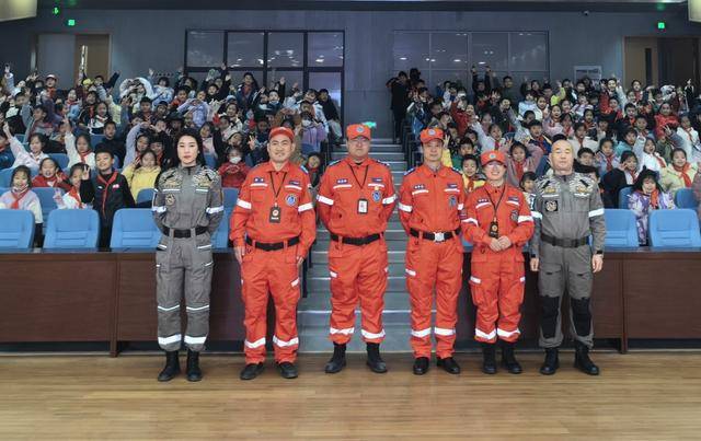 青岛斑马应急救援队走进校园 与师生共筑安全防线