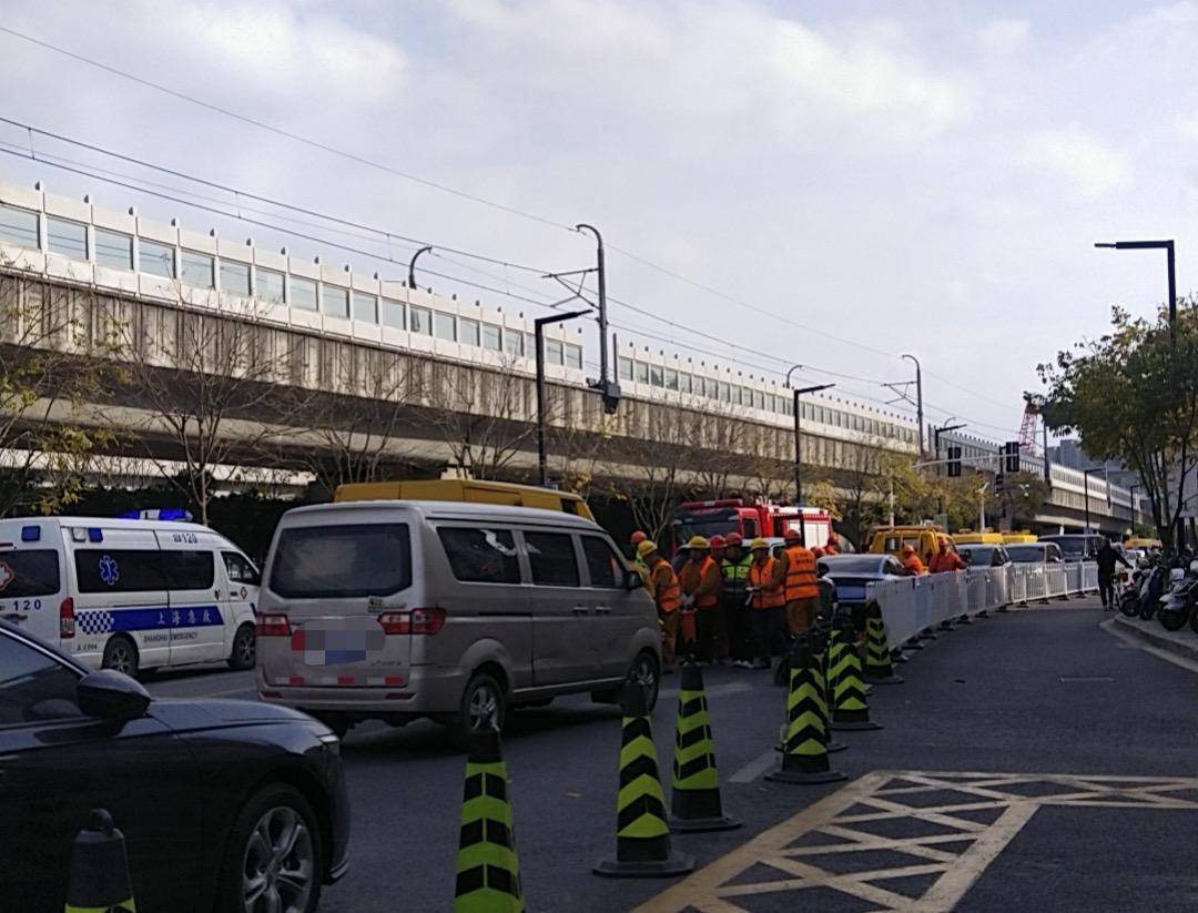 多图直击上海地铁遭塔吊侵入抢修现场：受损列车尚未驶离
