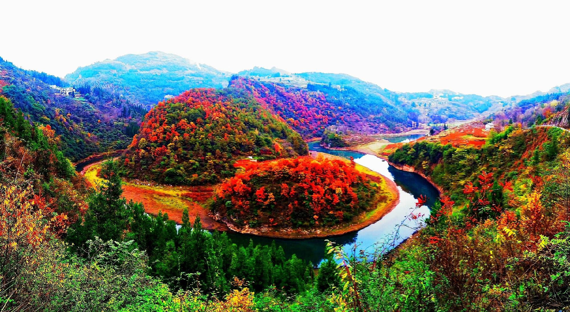 贵州六盘水钟山区:红叶映山峦 景美若画卷