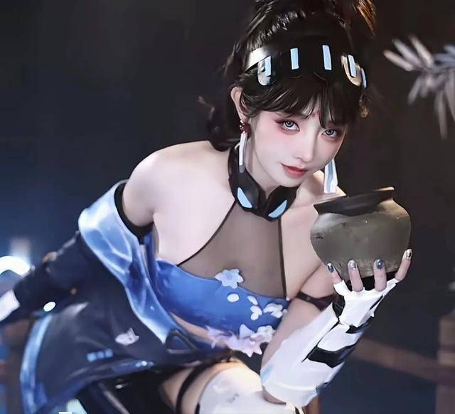 生死狙击2:走路摇cos女角色皮肤,蓝色紧身小背心!