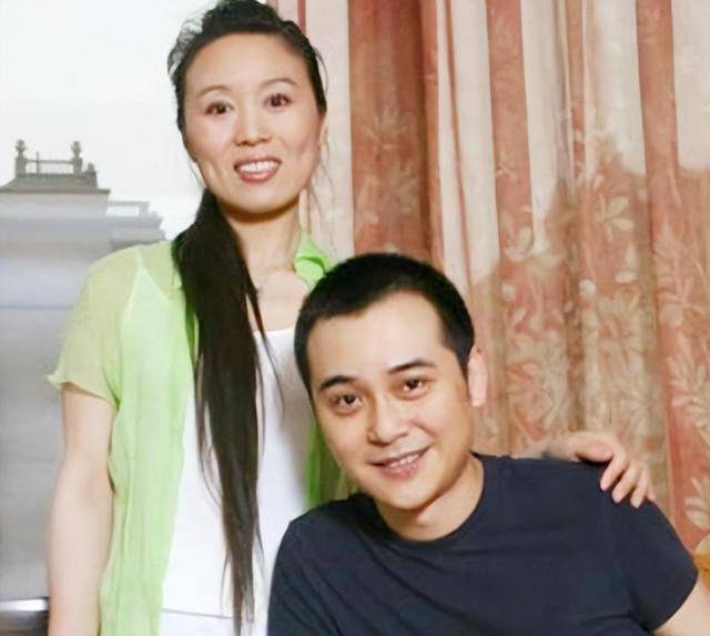 他长得帅，演技好，不顾一切娶大15岁妻恩爱至今，没生孩子也幸福