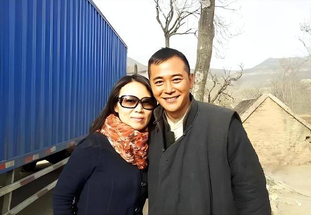 他长得帅，演技好，不顾一切娶大15岁妻恩爱至今，没生孩子也幸福