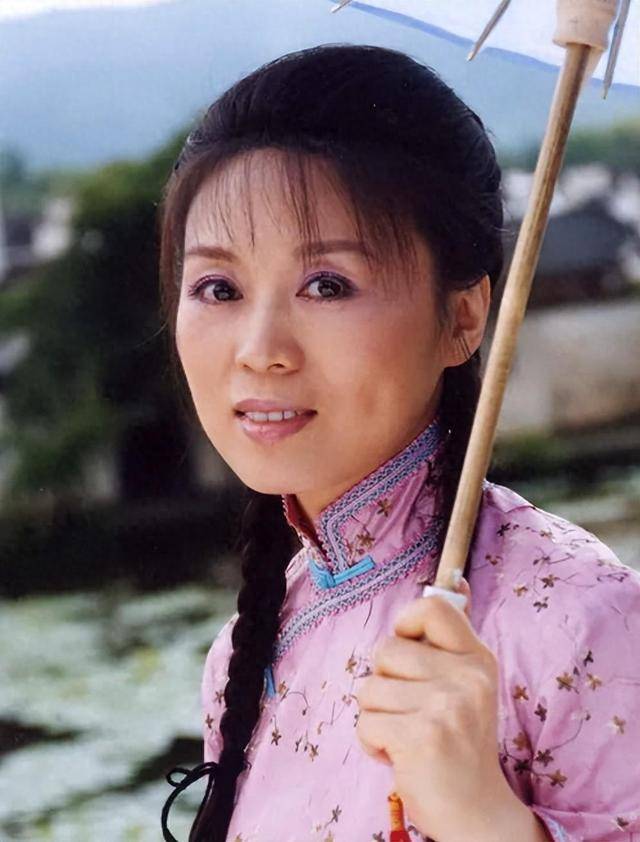 他长得帅，演技好，不顾一切娶大15岁妻恩爱至今，没生孩子也幸福