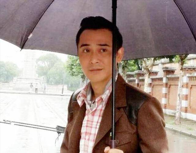 他长得帅，演技好，不顾一切娶大15岁妻恩爱至今，没生孩子也幸福