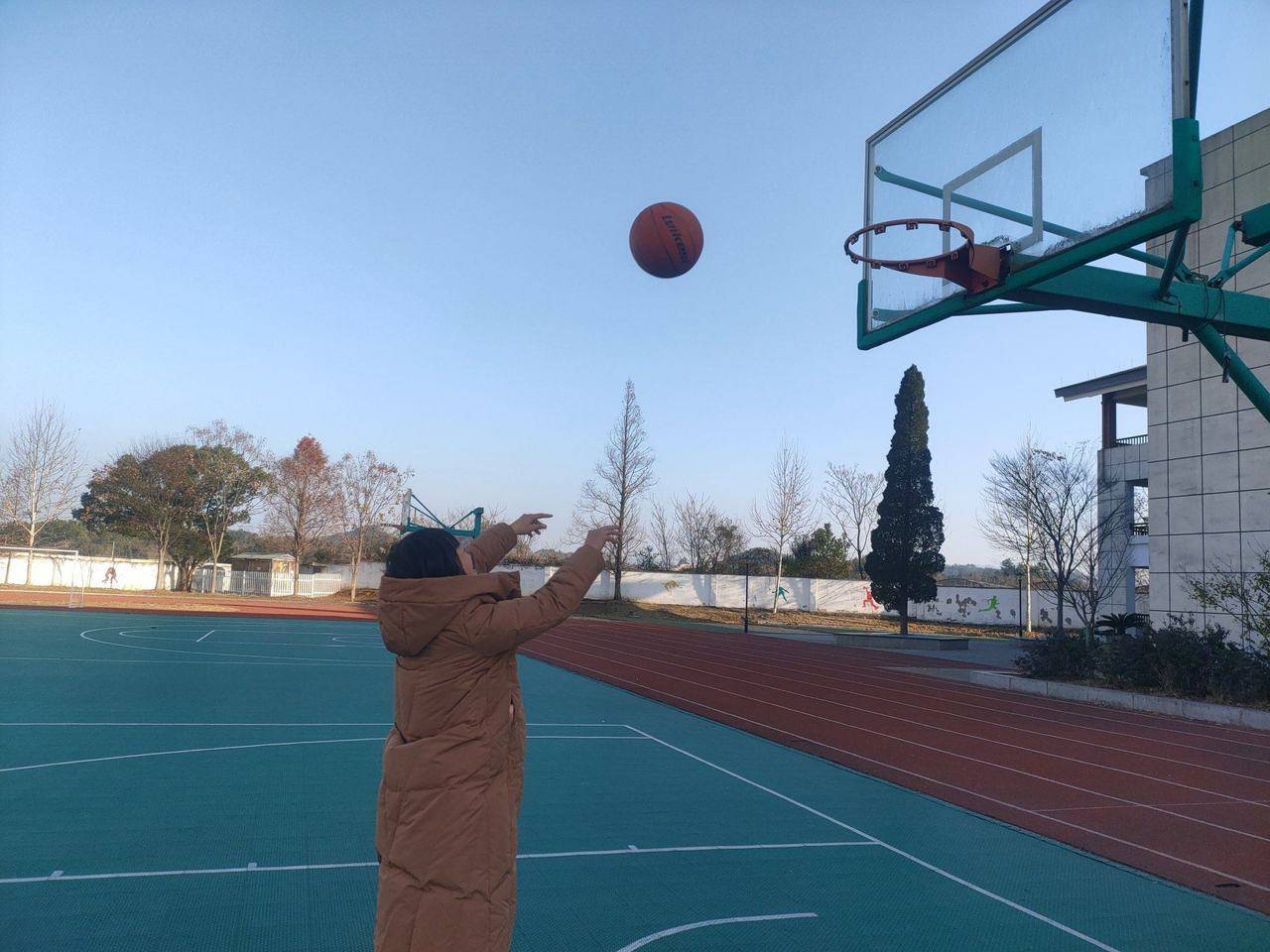 投篮比拼显身手,同弓小学迎新年