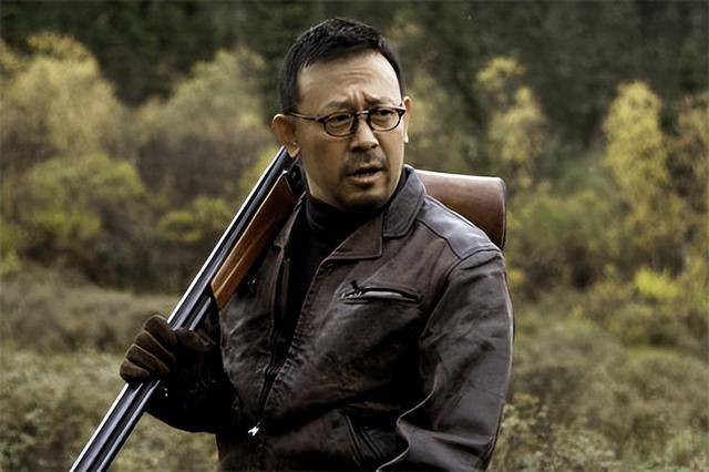 姜文一家四口罕同框!46岁周韵断崖衰老认不出,俩儿子颜值好普通