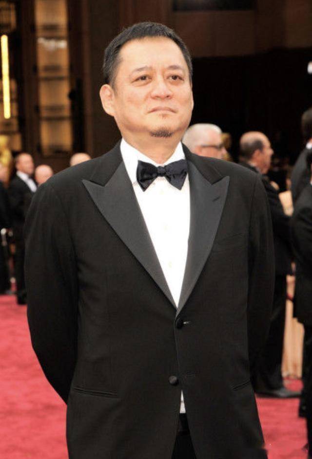 刘嘉玲在香港豪宅跨年,与闺蜜喝酒看烟火好惬意,豪宅气派有格调