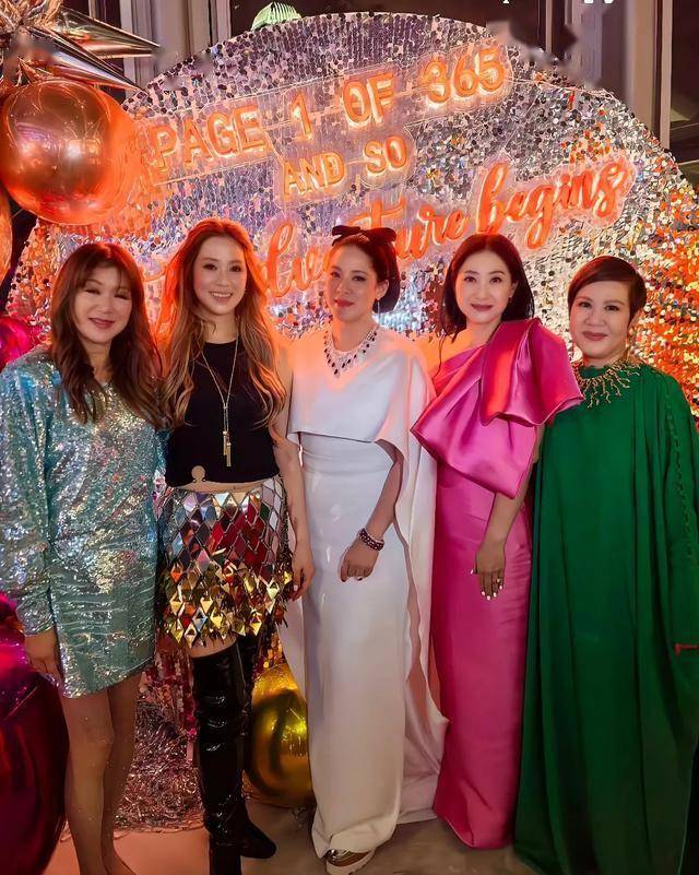 林建岳和子女新年聚餐,前妻谢玲玲与甄子丹任达华吕良伟等人庆祝