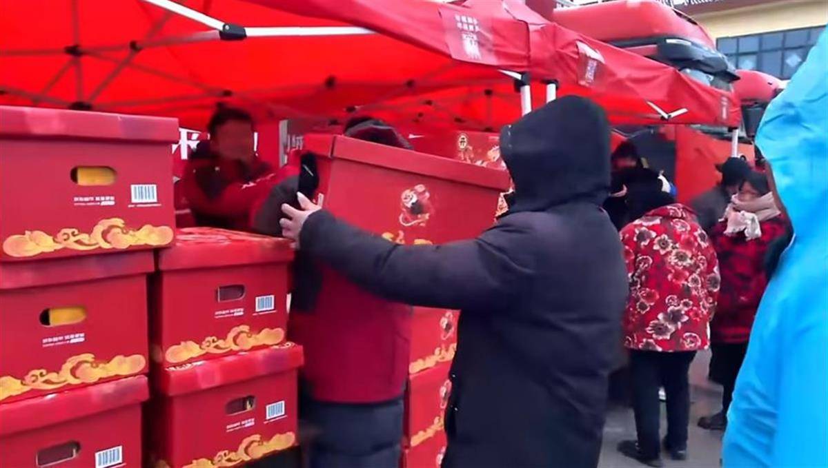 刘强东给老家乡亲们的年货已到，还给他的每位小学老师准备了10万元现金红包