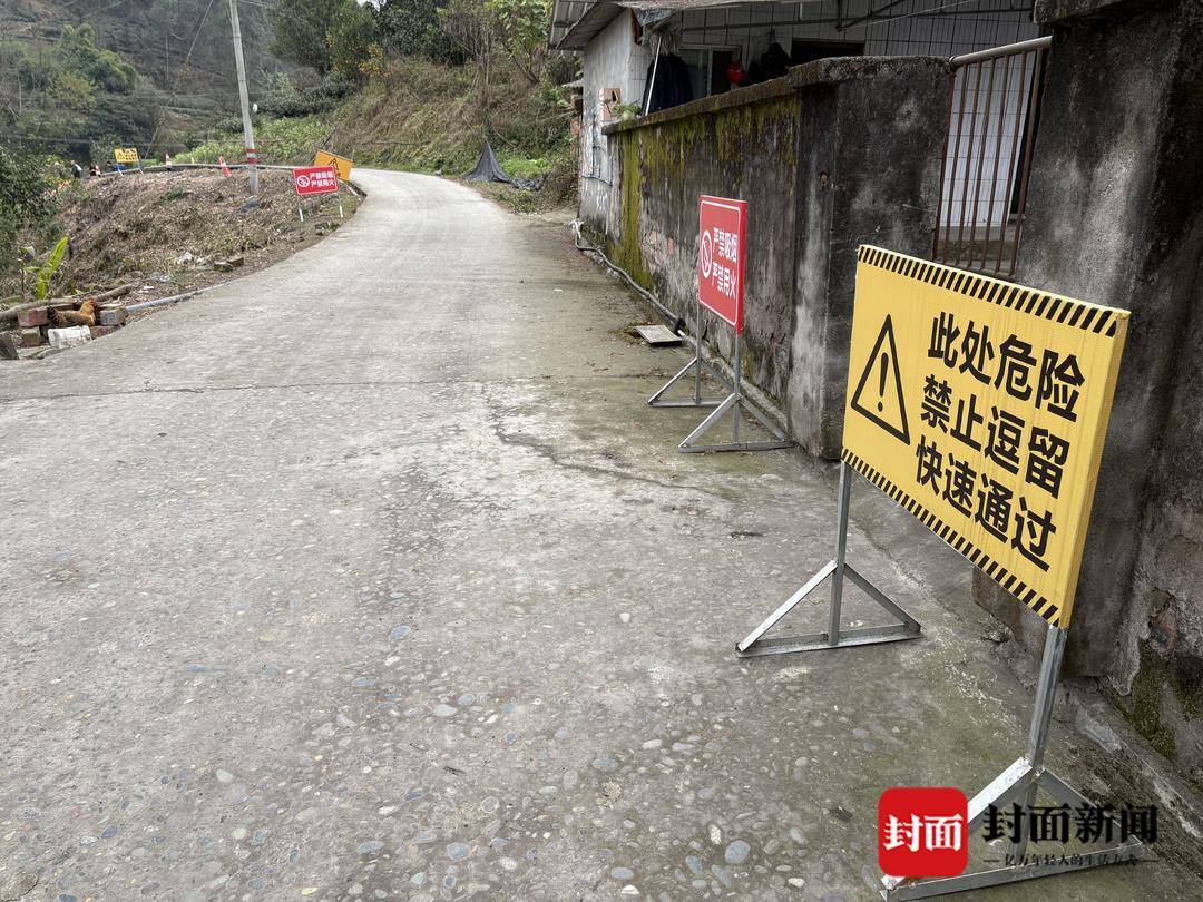 四川乐山一村道自燃两个月不熄火 看稀奇的人带酒带肉烤烧烤