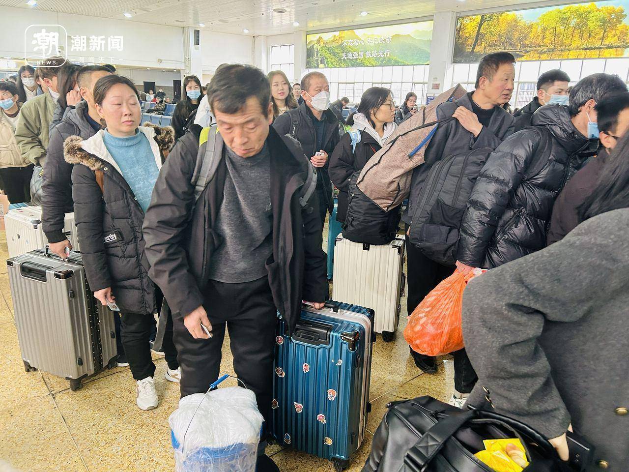 春运长途返乡潮提前启动 潮新闻记录下杭州火车站里的“回家故事”