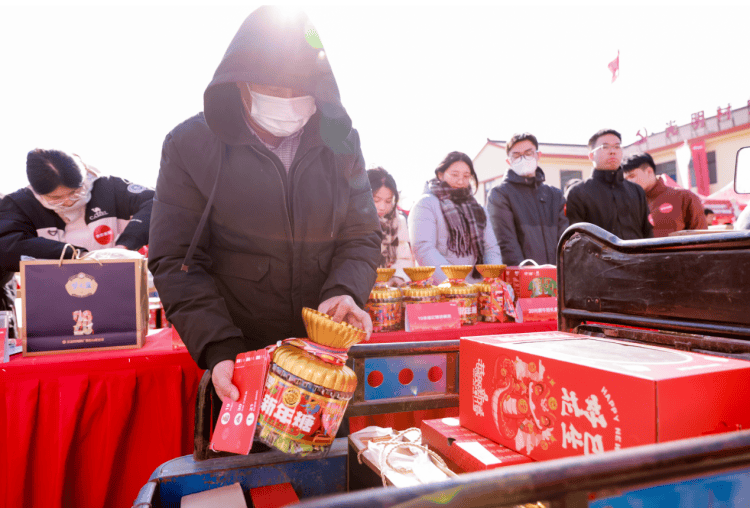 刘强东给老家送年货 村民：当年凑了俩鸡蛋，今年收到1万元红包还有年货