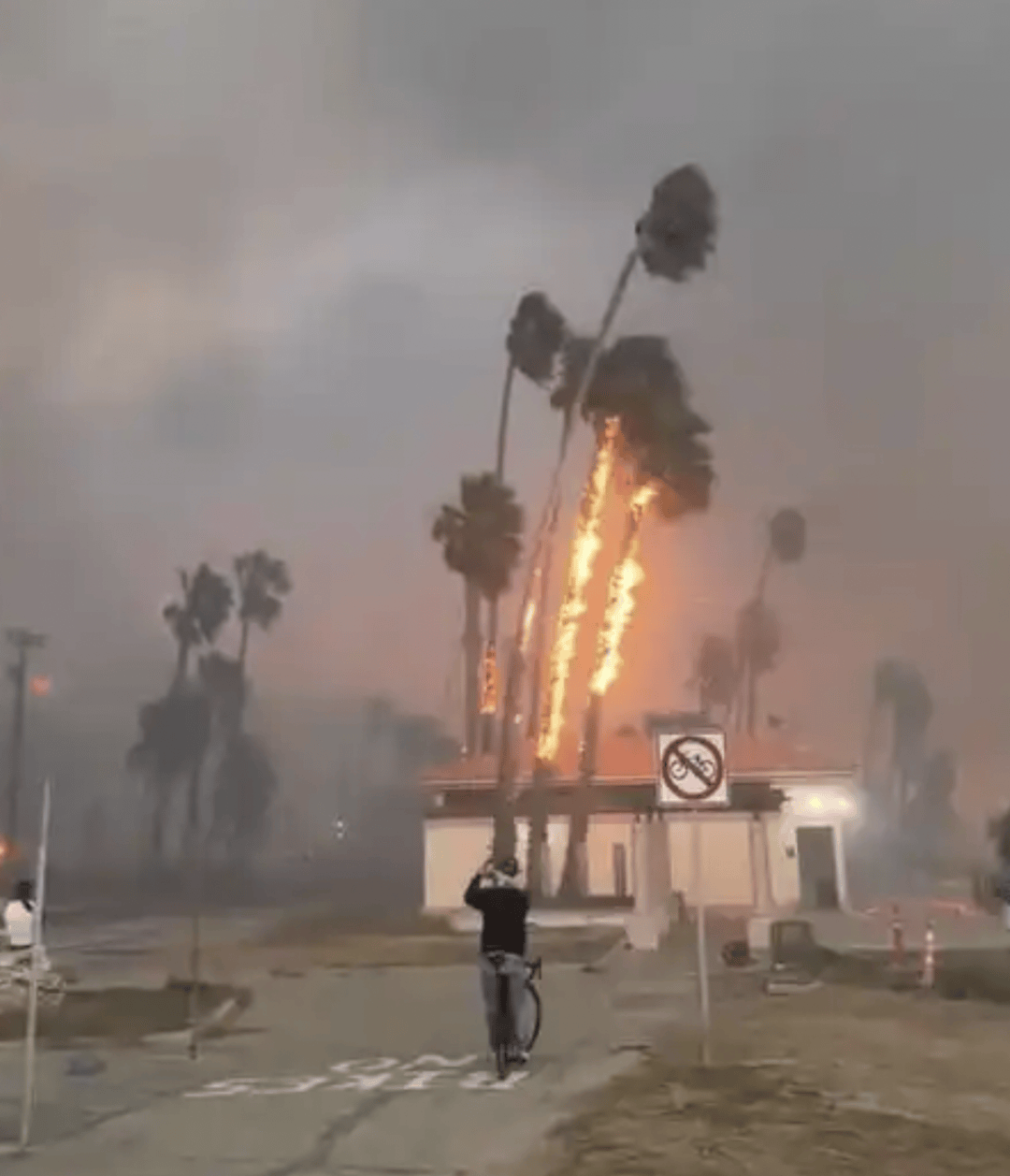 洛杉矶山火袭击好莱坞，“蝙蝠侠”等多位明星豪宅遭殃