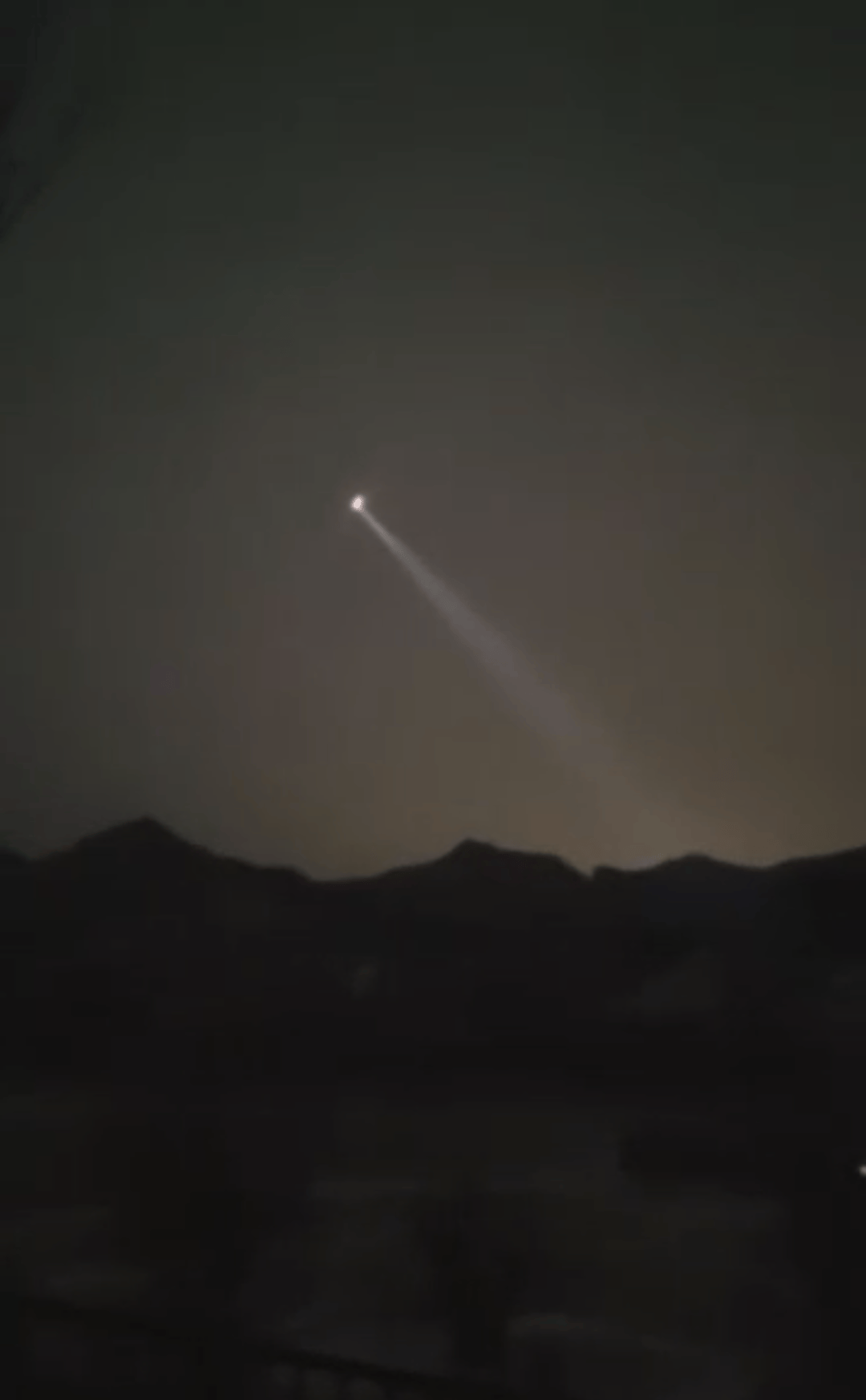 河北承德三人冰面落水，官方：一名孩子已脱困，还有2人正搜救