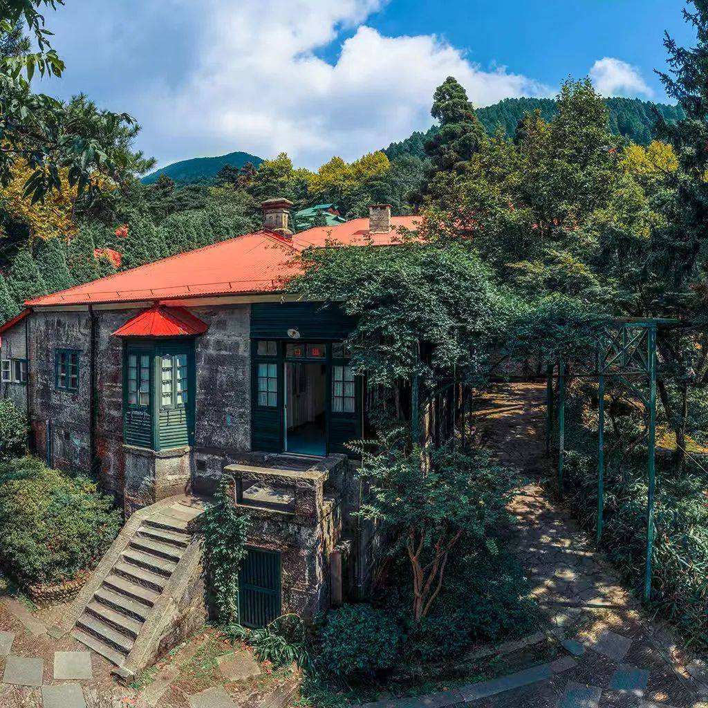 美庐其中最有名气的几百幢名人居住过的小别墅风格各异这个庐山云端之