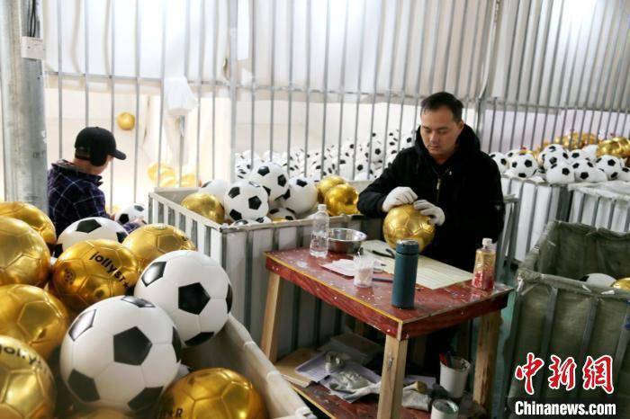 星空体育平台新春走基层）湖南洪江市“家门口”车间编织就业“幸福网”(图2)