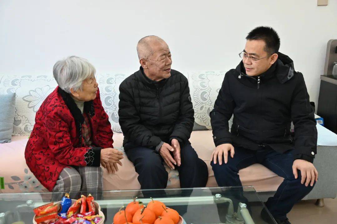 在新春佳节即将来临之际,1月15日,党委书记,院长李志刚带队,走访慰问