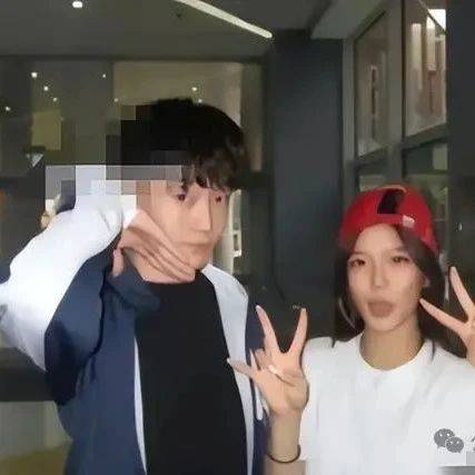 钟丽缇女儿比她还前卫！16岁的张思捷已经有了男朋友，思想真的是比妈妈还前卫，谈恋爱大大方方的，还晒出了幸福照_考拉_网友_小时候