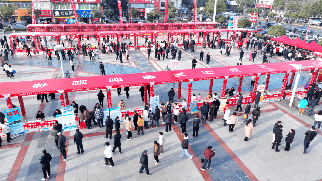 “节后赶场就业大集”——辽宁鞍山开年最大规模招聘会见闻